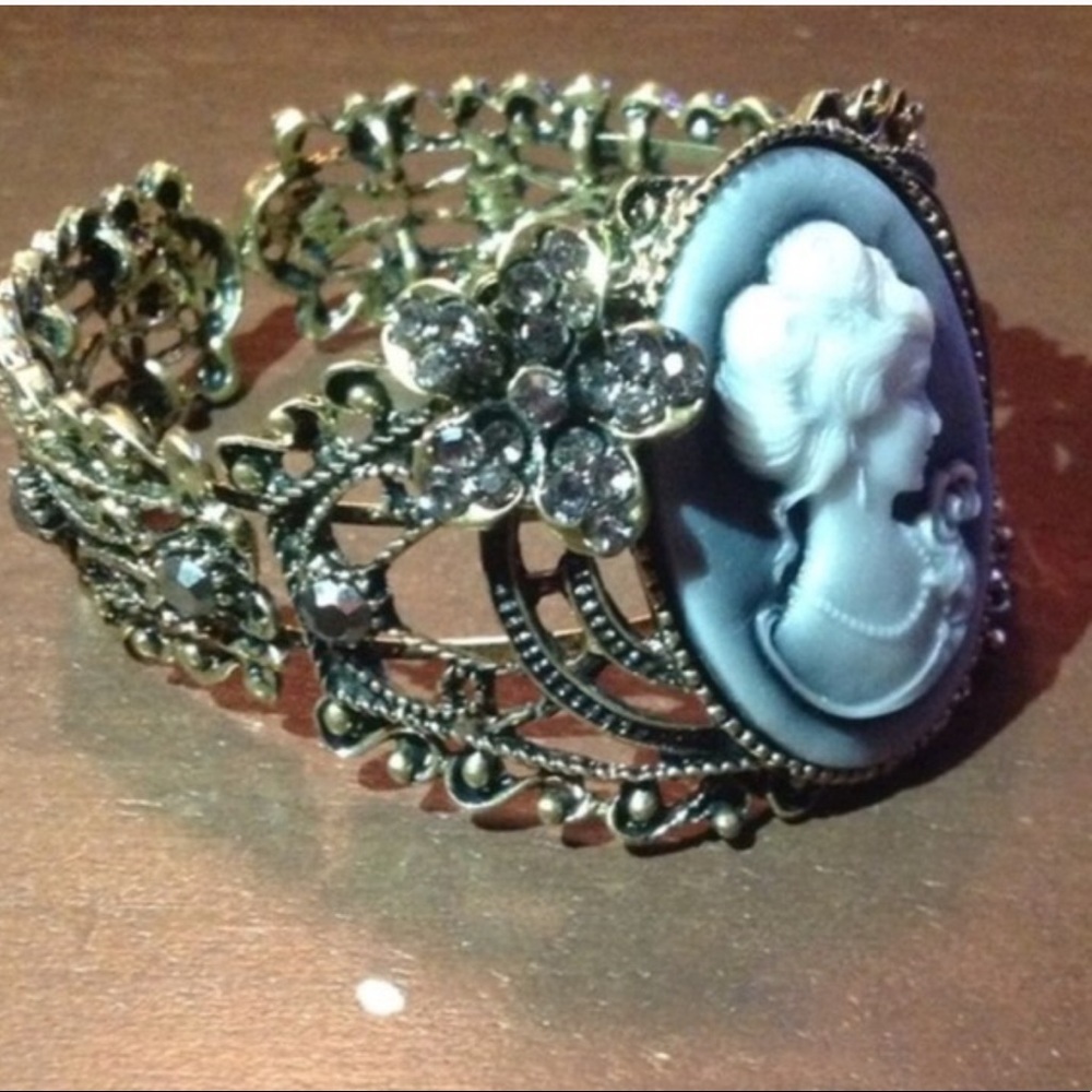 Cameo Bracelet - Picture 3 of 6